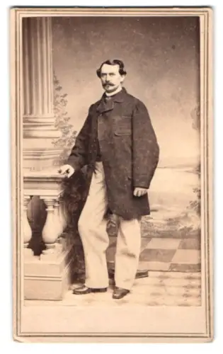 Fotografie Fotograf unbekannt, San Francisco, Herr im eleganten Mantel neben einer Säule