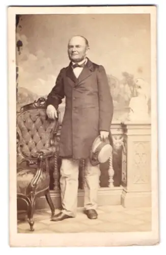 Fotografie unbekannter Fotograf und Ort, Porträt eines älteren Herrn mit Hut