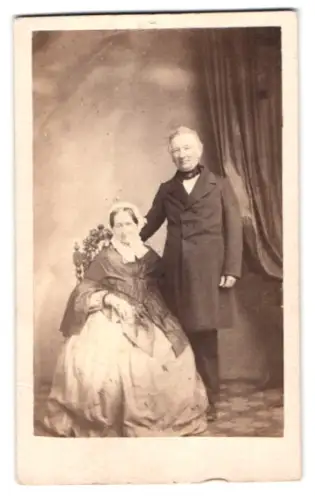 Fotografie unbekannter Fotograf und Ort, Älteres Paar in eleganter Kleidung