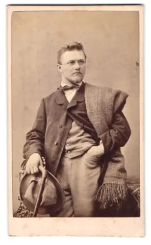 Fotografie A. Moosbrugger, Bozen, Eleganter Mann mit Mantel und Hut