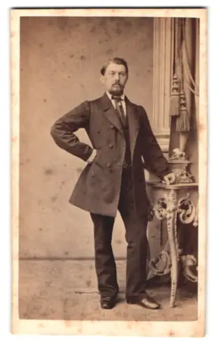 Fotografie C. Höpfner, Halle, Alter Markt 1, Eleganter Herr im Anzug
