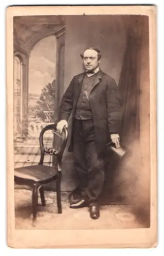 Fotografie unbekannter Fotograf und Ort, Herr mit Zylinder und Stuhl