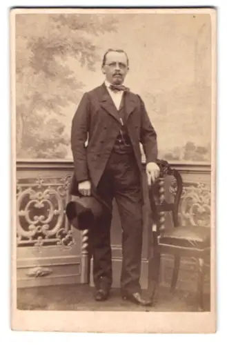 Fotografie Th. Schuhmann & Sohn, Karlsruhe, Herrenstrasse, Eleganter Herr mit Zylinder