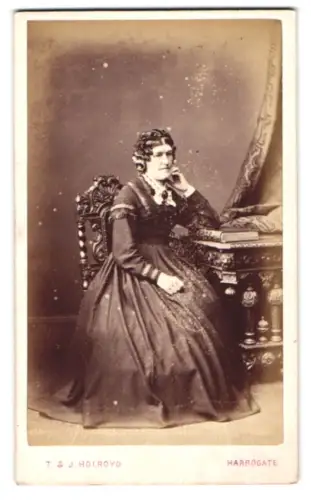 Fotografie T. & J. Holroyd, Harrogate, Esplanade House, Dame in edlem Kleid