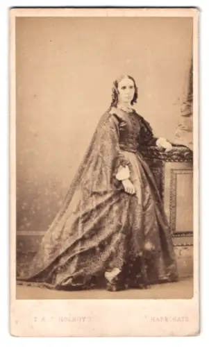 Fotografie T. & J. Holroyd, Harrogate, Esplanade House, Feine Dame in edlem Kleid