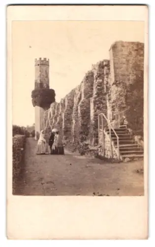 Fotografie Poulton, London, Ansicht Battle, Partie an der Ruine der Battle Abbey