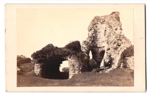 Fotografie unbekannter Fotograf, Ansicht Pevensey, Ruinen des Pevensey Castle
