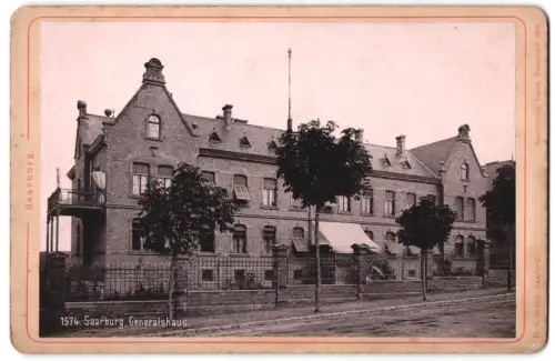 Fotografie H. C. Bruere, Saarburg, Ansicht Saarburg, Strassenpartie am Generalshaus