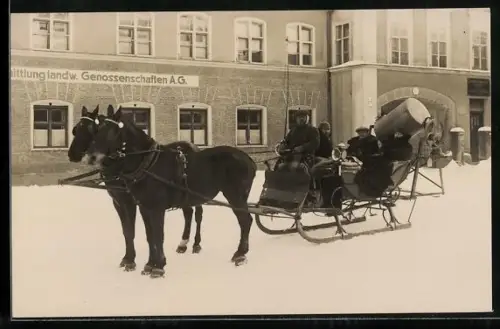 Foto-AK Gruppe mit beladenem Pferdeschlitten vor einer landw. Genossenschaft