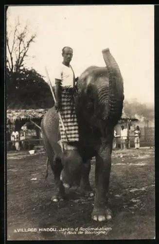 AK Village Hindou, Jardin d`Acclimation, Elefant mit Besitzer auf einem Elefantenbein