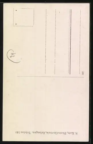 Foto-AK Schwarzer Hund sitzt in einer Stube, Portrait