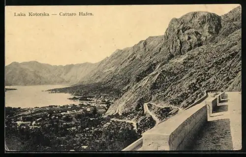 AK Kotor / Cattaro, Hafenansicht von höher gelegener Strasse