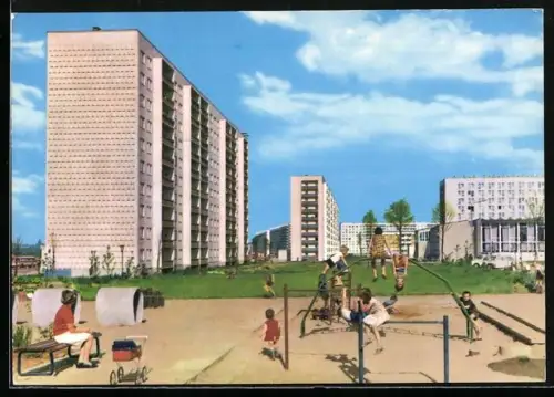 AK Halle-Neustadt, Plattenbauwohnsiedlung mit Spielplatz