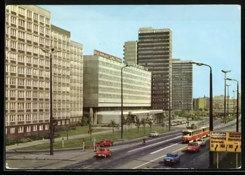 AK Halle /Saale, Interhotel Stadt Halle mit Hochhaus, Strassenbahn
