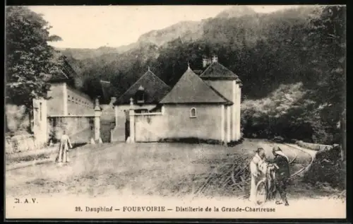 AK Le Dauphiné, Fourvoirie, Distillerie de la Grande-Chartreuse, un cycliste en train de parler au religieux