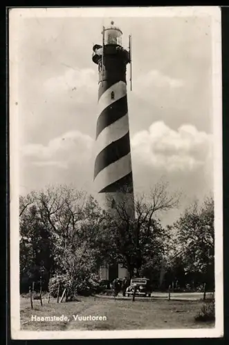 AK Haamstede, Vuurtoren, Auto parkt vor Leuchtturm