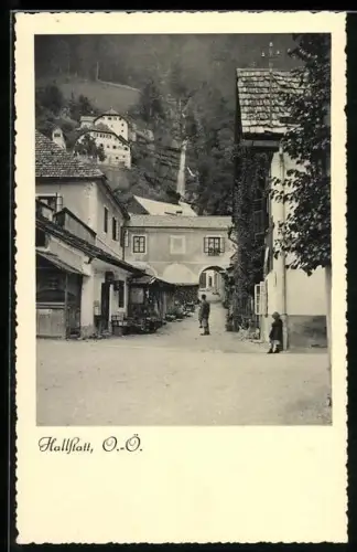 AK Hallstatt, Strassenpartie unterhalb eines Wasserfalls