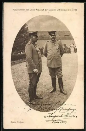AK Kaiser Wilhelm II. in Uniform mit Orden posiert nebst Generalfeldmarschall Paul v.Hindenburg mit Zigarette in Uniform