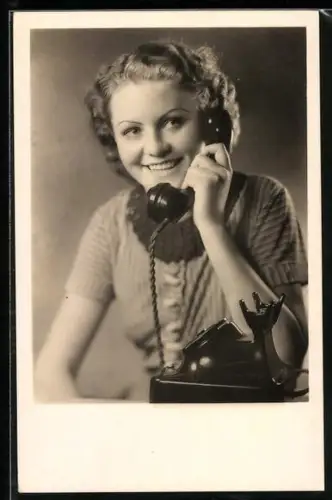 AK Junge Frau am Telefon