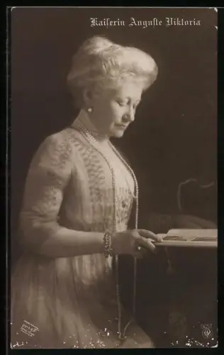 AK Kaiserin Auguste Victoria Königin von Preussen beim Lesen
