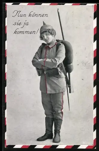 AK Frau in Uniform mit Pickelhaube und Gewehr
