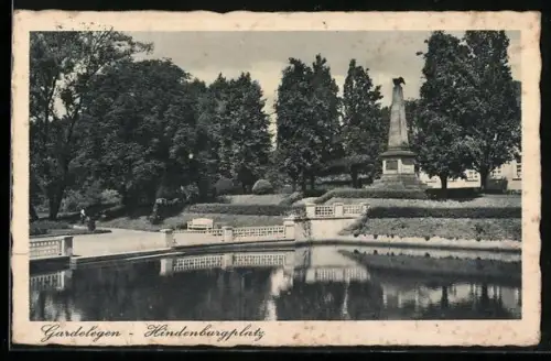 AK Gardelegen, Hindenburgplatz mit Denkmal