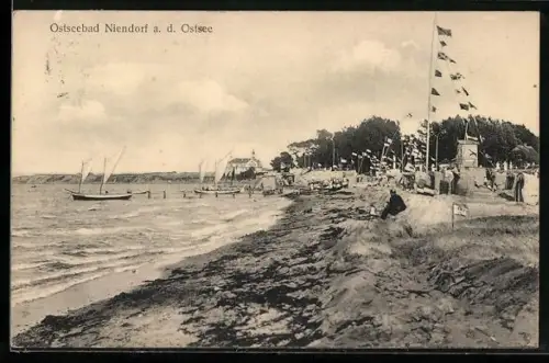 AK Niendorf a. d. Ostsee, Strand, Segelboote, Promenade mit Fahnen