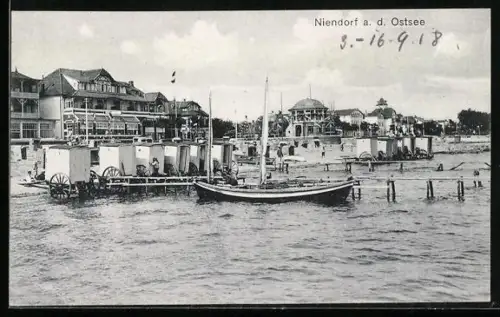 AK Niendorf a. d. Ostsee, Strand mit Badehäuschen und Segelboot