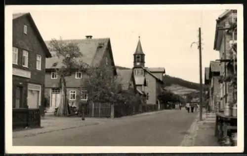 AK Sachsenbrunn /Thür.Wald, Strassenansicht mit Kirche