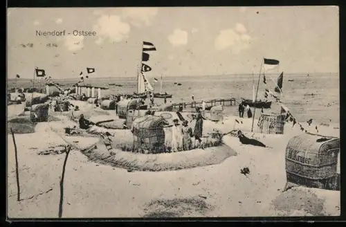 AK Niendorf /Ostsee, Strand mit Strandkörben und Promenade