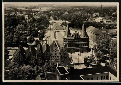 Foto-AK Lübeck, Blick auf das Holstentor von der St. Petri-Kirche