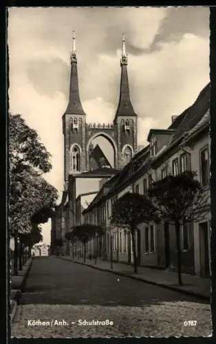AK Köthen / Anhalt, Schulstrasse mit Blick auf das Tor