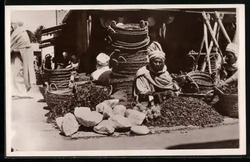 AK Scénes et Types, Marchand de dattes