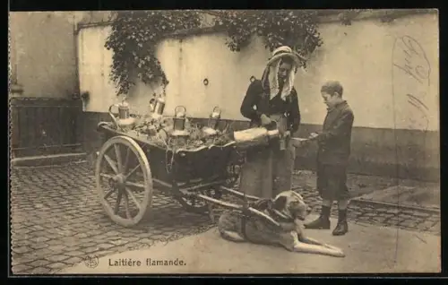 AK Frau verkauft Milch vom Hundegespann aus an einem Knaben