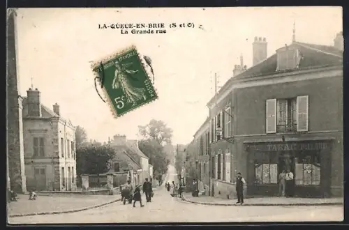 AK La-Queue-en-Brie /S. et O., La Grande rue avec magasin de tabac et passants