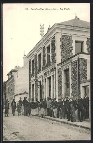 AK Rambouillet /S.-et-O., La Poste et les habitants devant le bâtiment