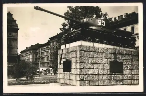 AK Prag / Praha, Prvni tank R A ktery vjel do Prahy vystavený na Stefanikove námestí