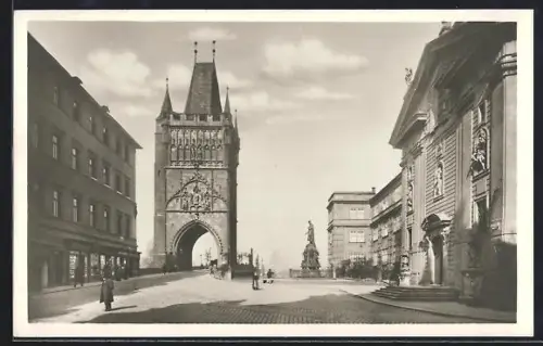 AK Prag / Praha, Kreuzherrenplatz mit Passanten