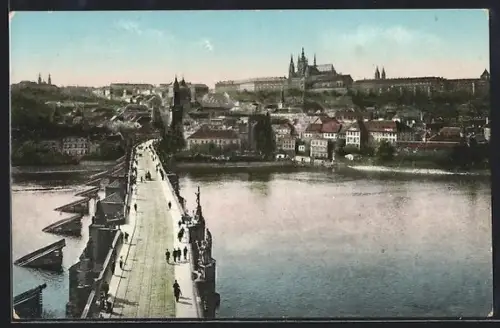 AK Prag / Praha, Karlsbrücke und Hradschin vom Brückenturm aus gesehen