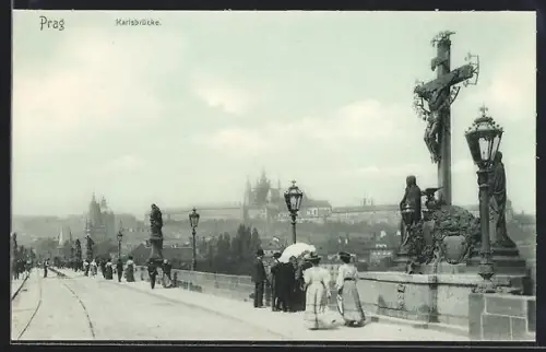 AK Prag / Praha, Spaziergänger auf der Karlsbrücke