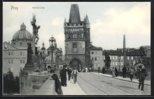 AK Prag / Praha, Spaziergänger auf der Karlsbrücke