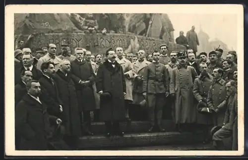 AK Prag / Praha, Prvni vlada Ceskoslovenske republiky vita v listopadu 1918 u Husova pomniku prvni legionare