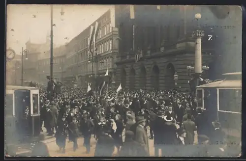 AK Prag / Praha, Oslavy osamostatneni Kral. Ceskeho v Praze, 28, rijna 1918, Pruvod u Narodniho divadla
