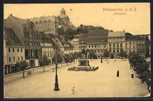 AK Weissenfels a. d. S., Marktplatz mit Denkmal