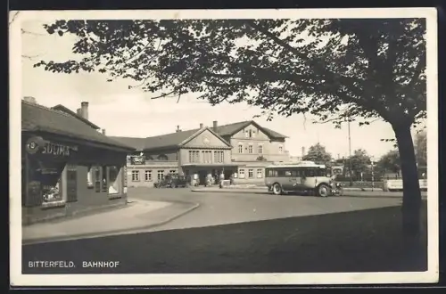 AK Bitterfeld, Bahnhof mit Bus