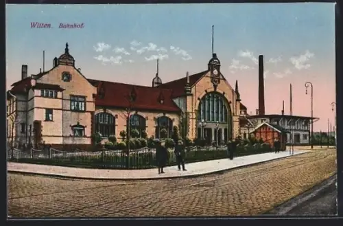 AK Witten, Passanten vor dem Bahnhofsgebäude.