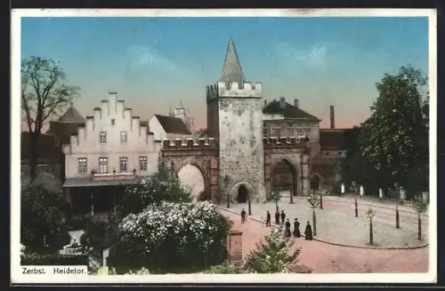 AK Zerbst, Blick auf das Heidetor mit Passanten