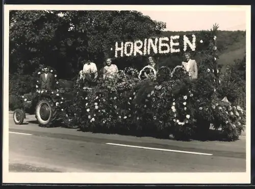 Foto-AK Höringen, Festumzug mit geschmücktem Blumenwagen