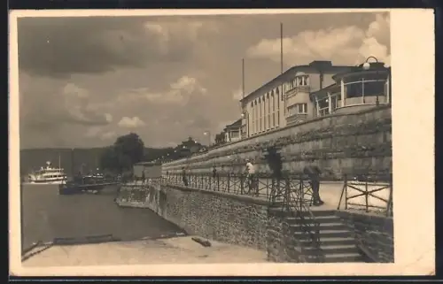 AK Neuwied, Gasthaus Deichkrone, Rheinufer, Dampfer