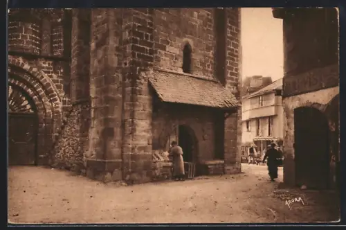 AK Beaulieu-sur-Dordogne /Corrèze, L`église est entourée de passages étroits bordés de maisons anciennes
